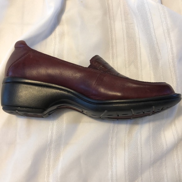 CLARKS Artisan reddish brown slip-on shoes size 7M - Picture 3 of 10